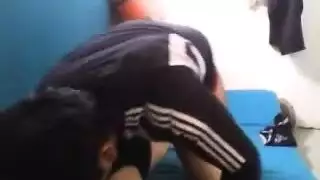 المعلم الخبير يأخذ فرج المراهقة في فعل إباحي صريح