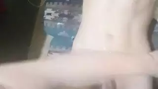 عربية مثيرة تمص وتركب قضيباً منتصباً
