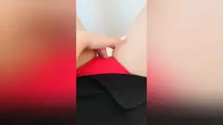 فرك فرج مبلل من خلال سراويل حمراء استمناء منزلي منفرد