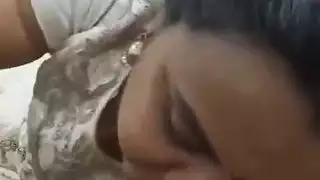 امرأة هندية ناضجة تمتلئ بالسائل المنوي خلف ظهر زوجها