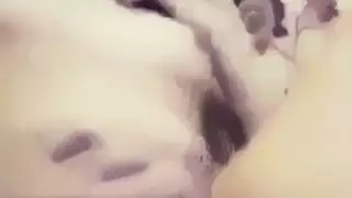 حفلة تبادل جنسي في المنزل: شريط جنس صريح لزوجين عرب