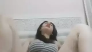 تصوير ثقوبها: المشهد الصريح الأول لمراهقة عربية