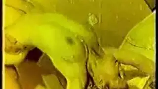فتاة صغيرة تلعب بكسيها الضيق