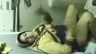 فيلم عربي إباحي: زوجة تُمارس الجنس الجماعي وتُملأ بالسائل المنوي