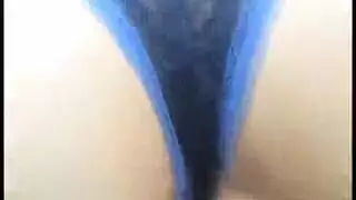 فتاة سمراء تتفجر شوقًا في مص وجماع قضيب أسود صناعي