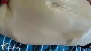 فتاة هواة مجعدة الشعر ذات أثداء كبيرة تأخذ قضيبًا ضخمًا