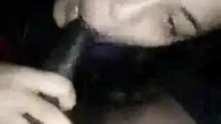 عاهرة شقراء نحيفة تأخذ قضيب أسود كبير بعمق في فيلم إباحي قاس