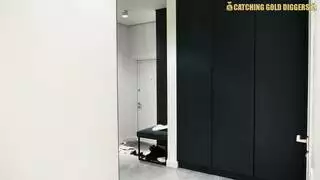 الخادمة المشاغبة تجده يداعب نفسه