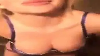 قضيب ثعبان في الحلق العميق ينزل في مؤخرتها المتسعة
