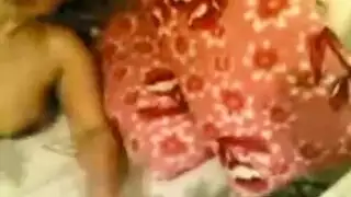 ابي يدخل عليا وأنا بلعب بكيي وينيكني