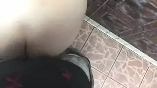 مص قضيب بكلتا اليدين مع اختناق: بصق ودموع