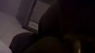 فحل إيطالي يقحم قضيبه الصلب في عميل راغب بعمق