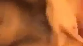 نجمات أفلام إباحية سمراء يضربن من الخلف في نوبة هزة جماع