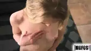 جنس جماعي على طاولة البلياردو مع ثلاث عاهرات يتوسلن للمزيد