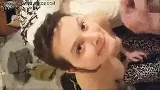 سمراء الركوع على السرير وامتصاص ديك صديقها بلطف مثل عاهرة