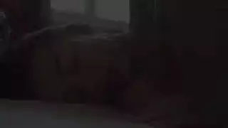 مراهقة ناعمة تتباهى بصدرها الصغير وتلعب بتنورتها