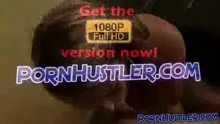 شقراء ذات سمرة تتعرض للضرب والإمساك في مهبلها