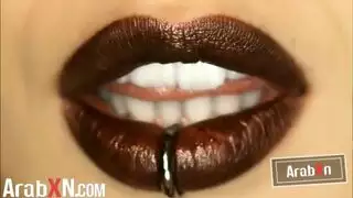 ساكس صديق ابنها مترجم