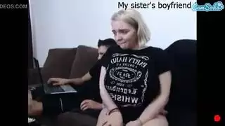 اخ يجب هديه لااخته في عيد ميلاد
