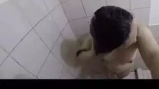 تتعرى تمامًا وتتوسل للحصول على قضيب