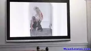 أم مثيرة لديها恋物 اللاتكس تتحول إلى قذرة مع فحل مراهق
