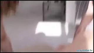 جلسة جنس في المركز التجاري ممارسة الجنس خلف رفوف الملابس