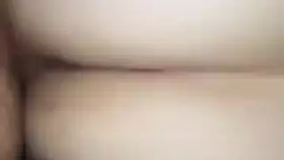 مص في السيارة يتحول إلى ركوب خشن في المقعد الخلفي