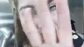 ممثلة إباحية ذات أثداء معززة ضخمة ومؤخرة منفوخة عملاقة