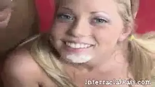 فتاة طويلة الشعر تأخذ قضيبًا صعبًا في مشهد صريح إكس إكس إكس