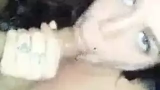 عاهرة شرجية سمراء ضيقة تتلقى عدة أقراص