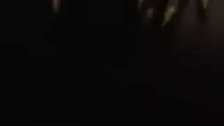 فتاة باريس روز تحب الأفلام الإباحية القاسية ولعب الثدي الكبير