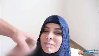 تخبي وشها عشان ميصورهاش