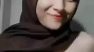 فتاة عربية متلهفة تكشف كل شيء أمام الكاميرا