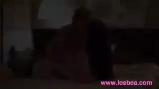 من التدليك إلى الجنس الإباحي: الأم وابنتها تستكشفان أجساد بعضهما