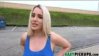 شقراء نحيلة تُمارس معها الجنس بخشونة في بدلة لاتكس لامعة