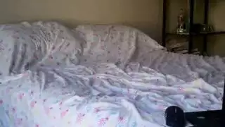 شقراء مراهقة تبتلع سائل شرطي بعد ركوب قضيبه السميك