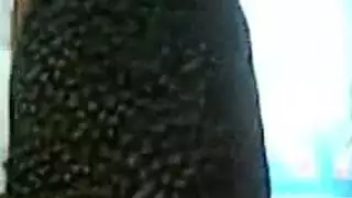 بيكيني صغير بالكاد يحتوي على تقاطيعها العربية أثناء ممارسة الجنس