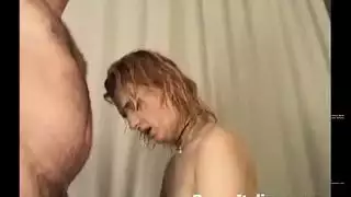 فتاة عربية ممتلئة الجسم تُفَضَّ ثدييها الكبيرين