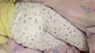 تلصص وهي نائمة