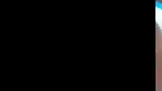 امرأة ذات خبرة تُسعده بفمها