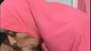 ام تعمل مساج لي صديق ابنهاا في غيابه