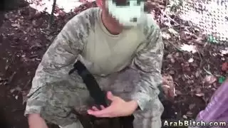 قضيب أبيض يلتقي بشاب عربي في جلسة جنس قاسية أولى