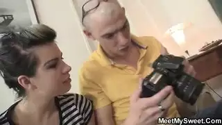 يكتشف شطيرة الأم الساخنة مع أهله القدامى