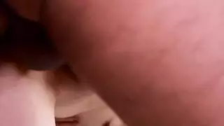 ظهر موشوم، أثداء صغيرة، مستعدة لعملية جنس جماعي عنيف