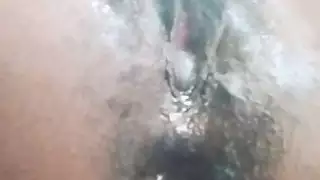 جميلة سمراء يتم تدمير بابها الخلفي بقضيب روماني