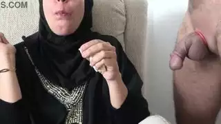 ربة منزل عربية مفتنة الجسم في مشهد بوكاكي