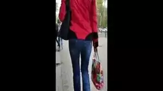 يتم ضرب فتحتها المنقوعة بقضيب صلب حتى هزة الجماع