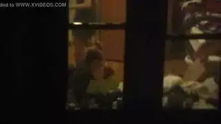 عارية وقحة تتظاهر بالمتعة على الأريكة