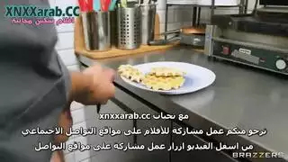 مص وعشر علني: مراهق ونادلة في مشهد قاسي
