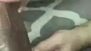 شرج شاب يلتقي بعمود أسود ضخم